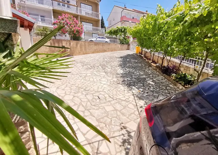 Maja Apartments 100M From The Beach ドラマリ