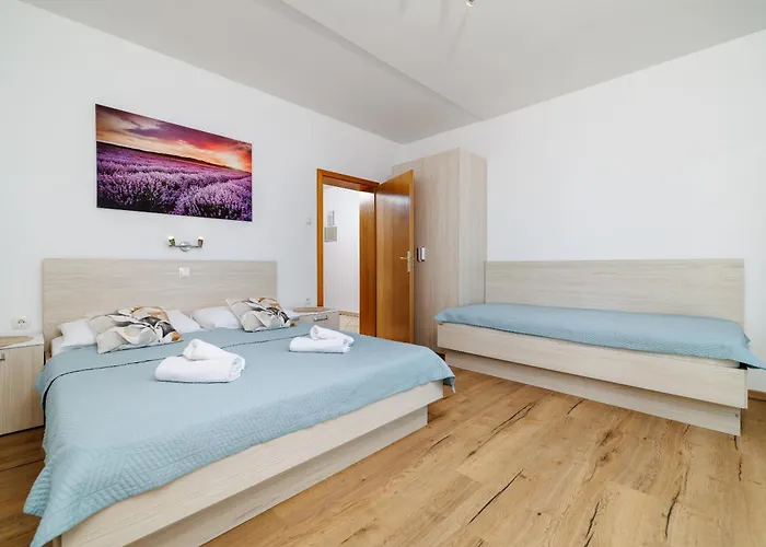 Maja Apartments 100M From The Beach アパート ドラマリ