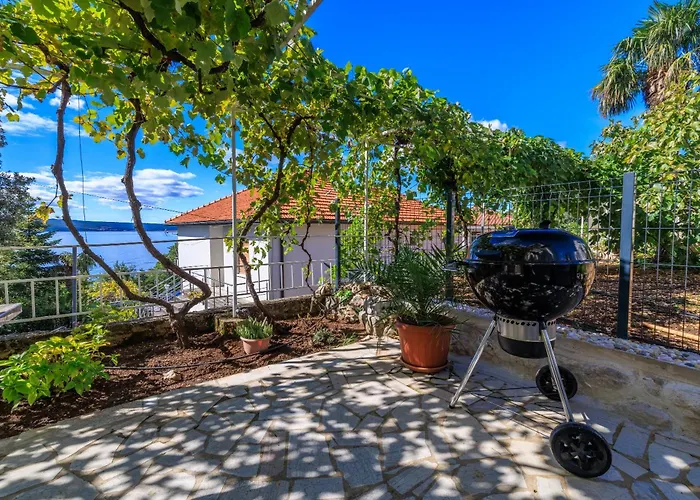 Maja Apartments 100M From The Beach アパート ドラマリ