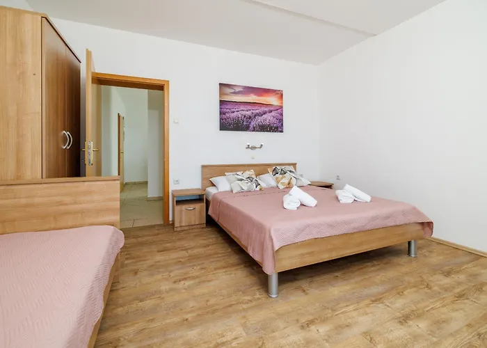 アパート Maja Apartments 100M From The Beach