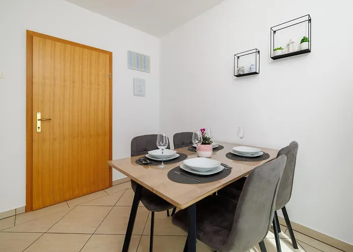 アパート Maja Apartments 100M From The Beach *