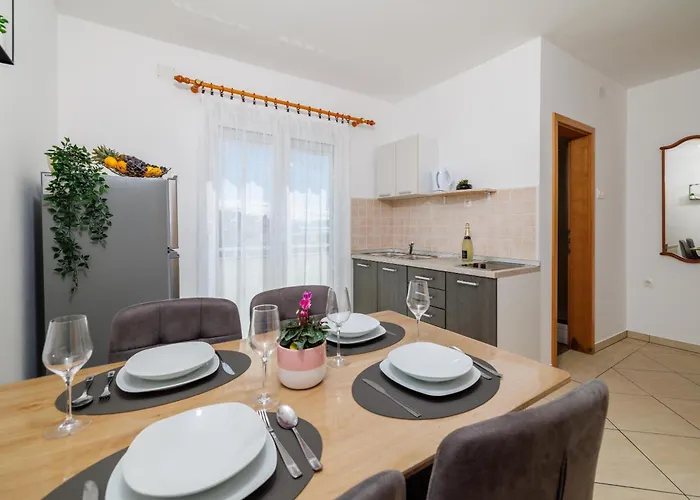 Maja Apartments 100M From The Beach ドラマリ