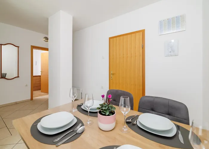 アパート Maja Apartments 100M From The Beach